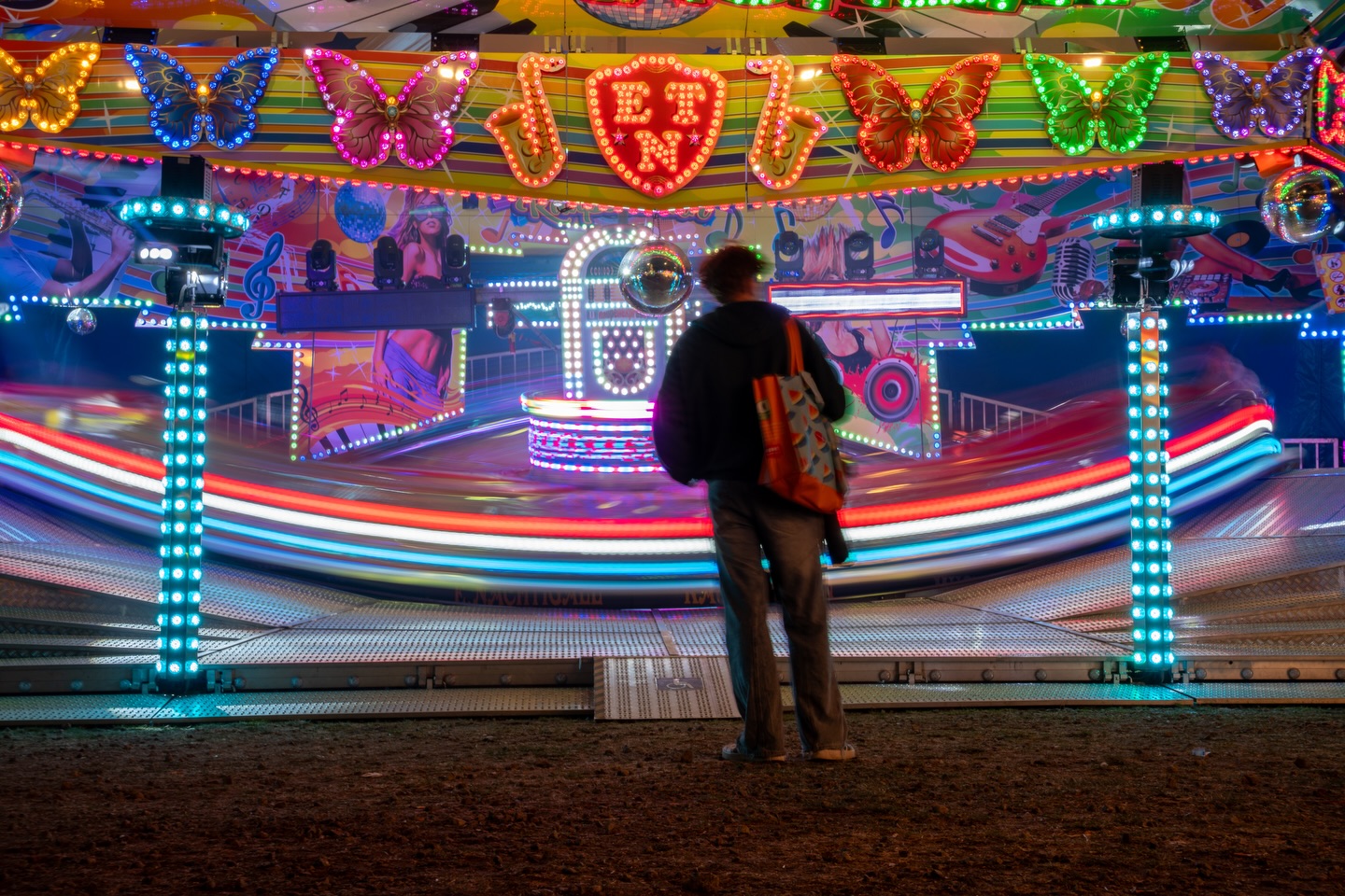 Kirmes bei Nacht mit Lichtspuren